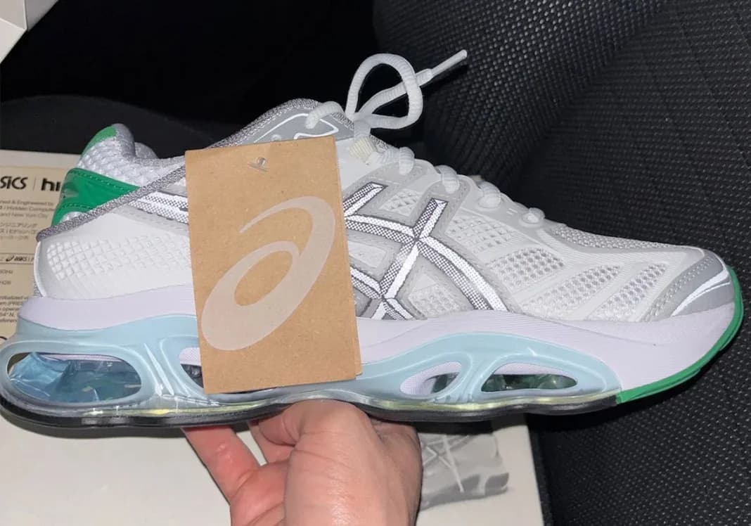 HIDDEN NY x ASICS GEL-Kinetic 2.0 - widok z boku na biało-srebrnego buta z zielonymi akcentami i halftone paskami ASICS